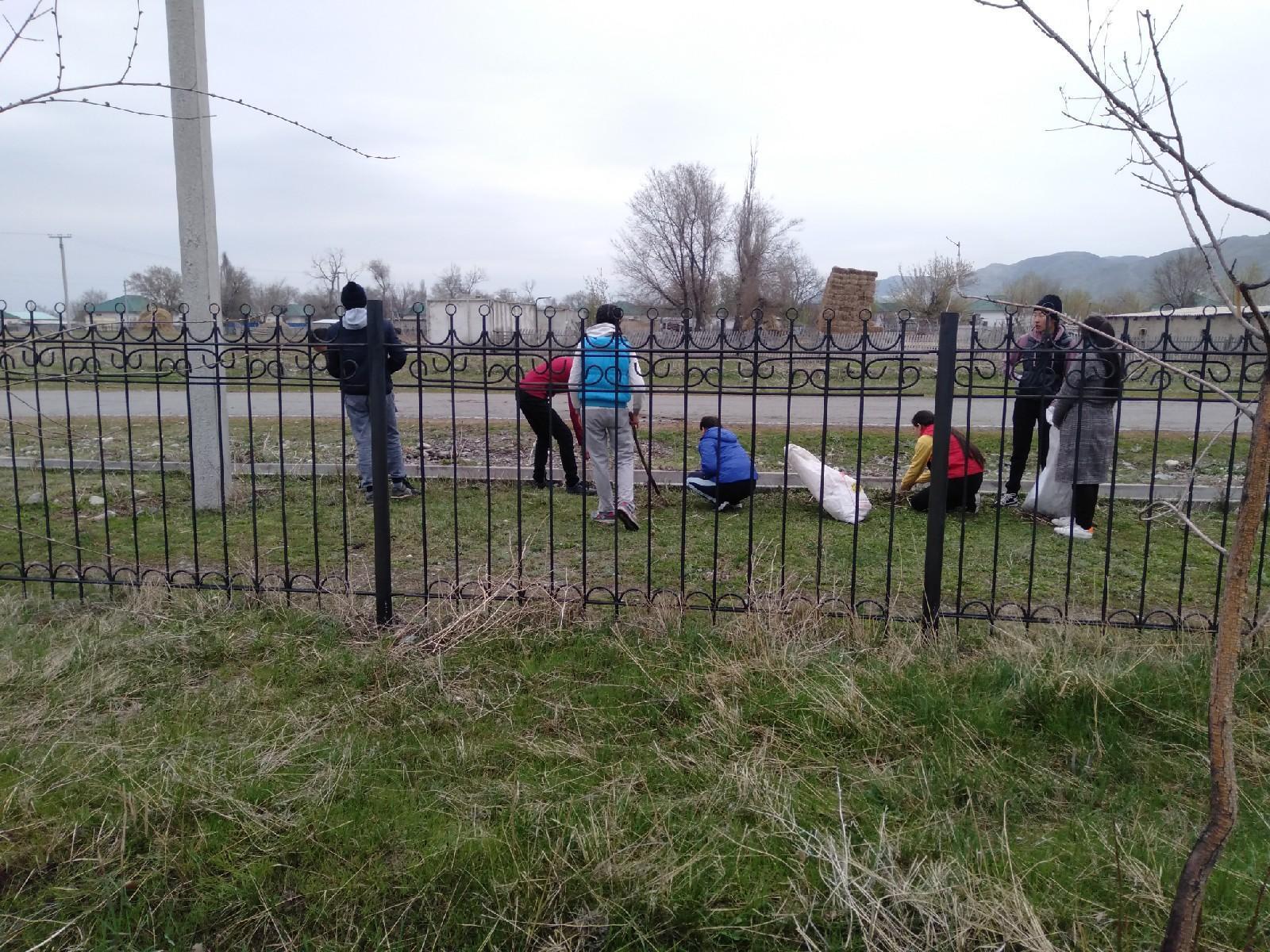 Мектеп мұғалімдері мен оқушылардың сенбілігі