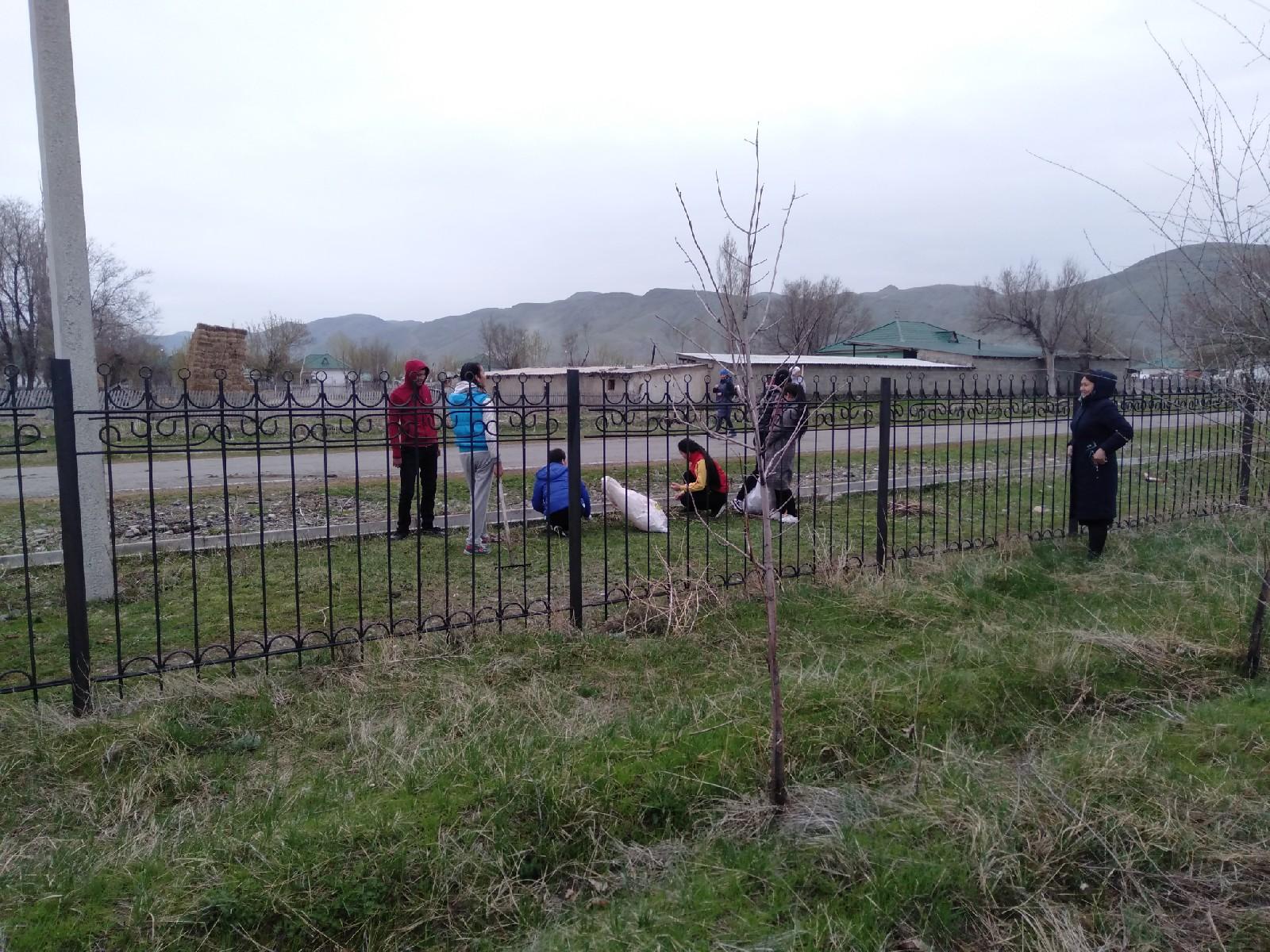 Мектеп мұғалімдері мен оқушылардың сенбілігі