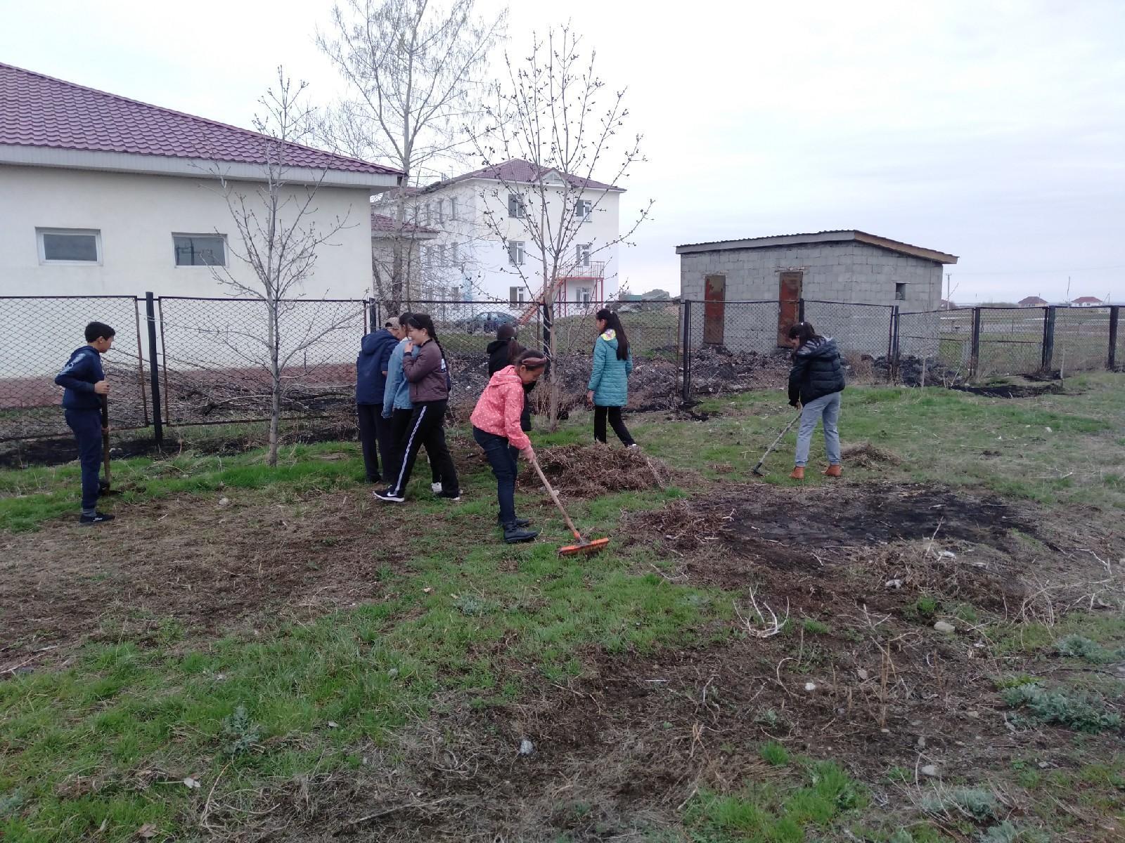 Мектеп мұғалімдері мен оқушылардың сенбілігі