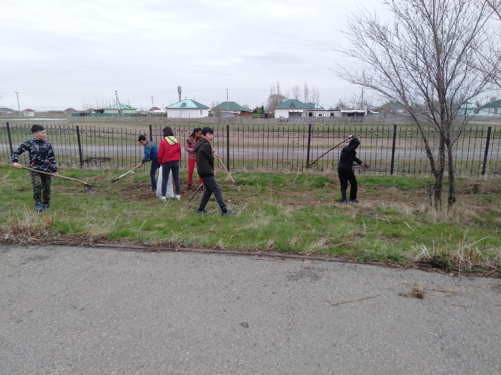 Мектеп мұғалімдері мен оқушылардың сенбілігі