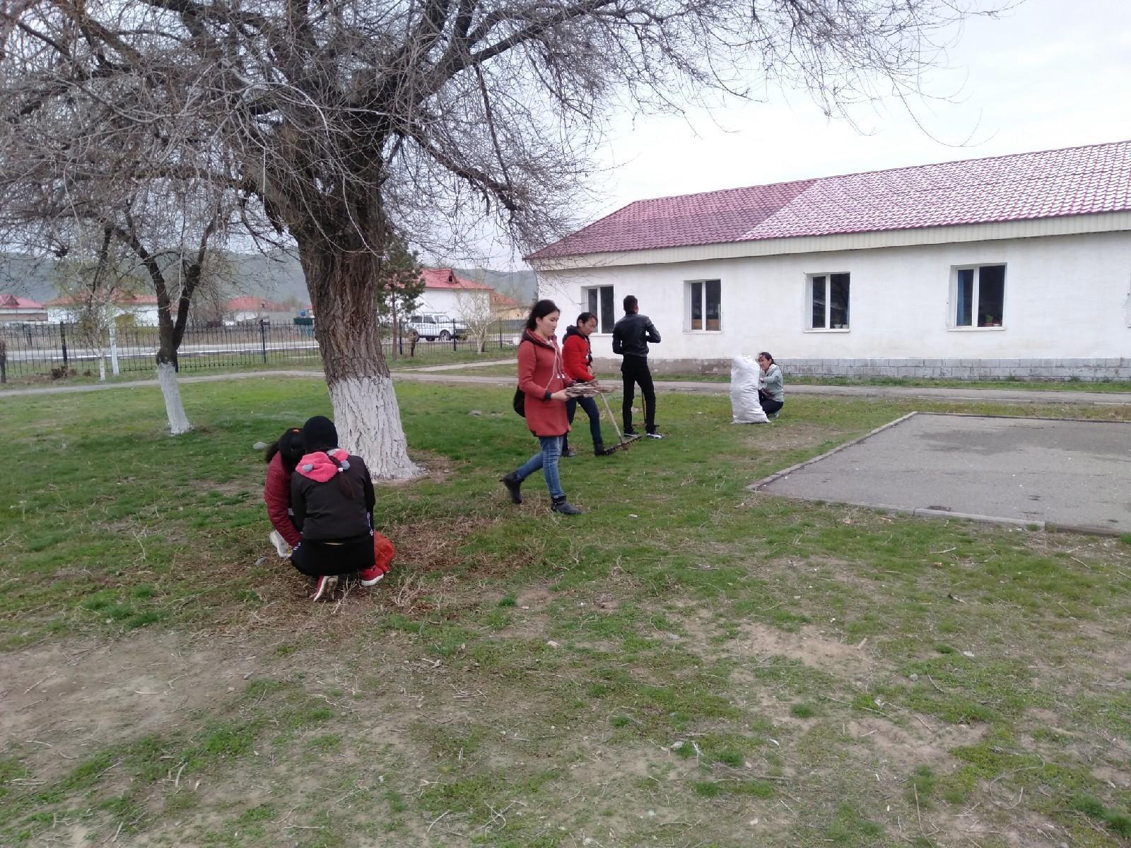 Мектеп мұғалімдері мен оқушылардың сенбілігі