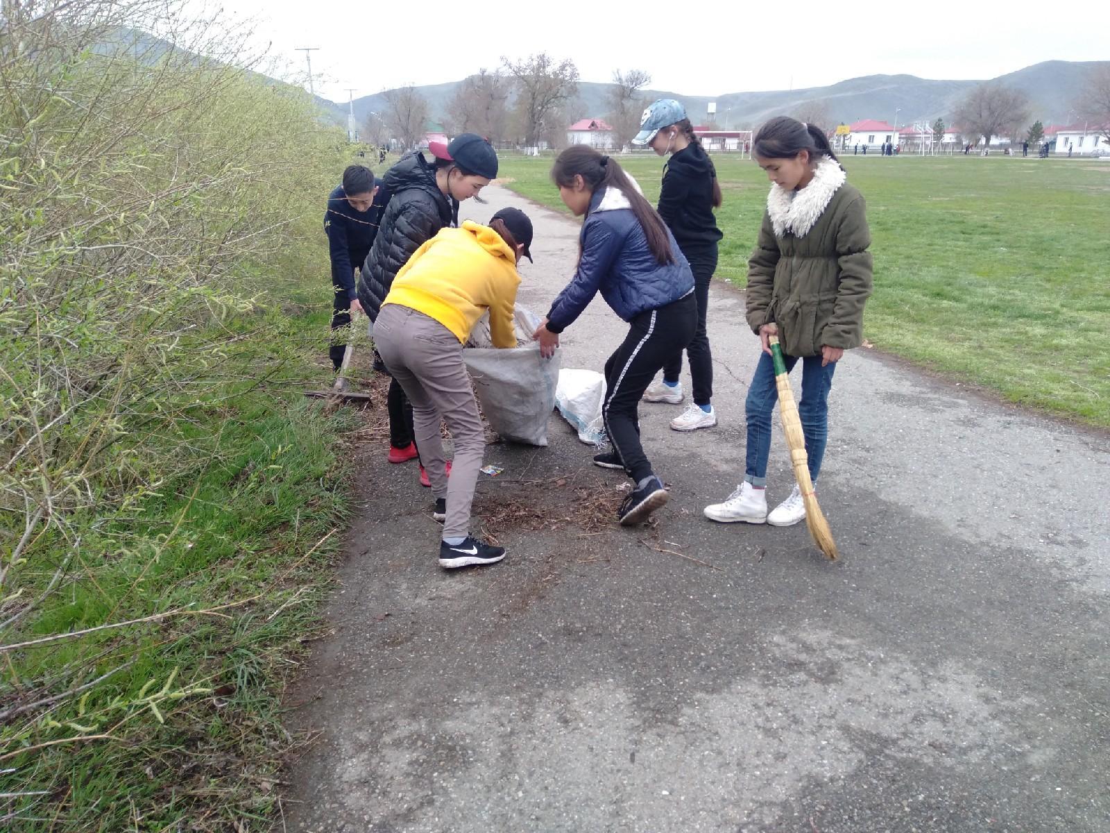 Мектеп мұғалімдері мен оқушылардың сенбілігі