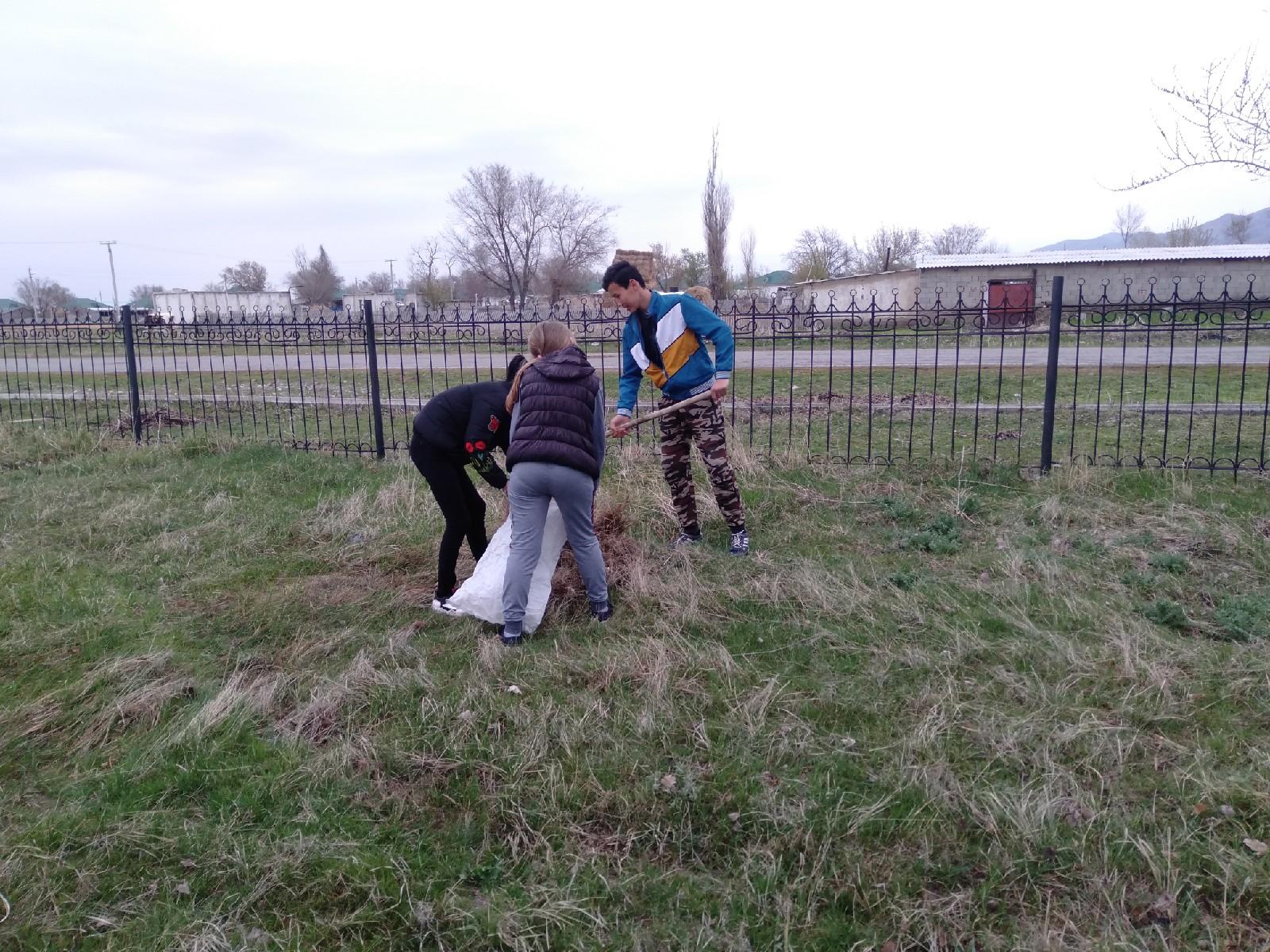 Мектеп мұғалімдері мен оқушылардың сенбілігі