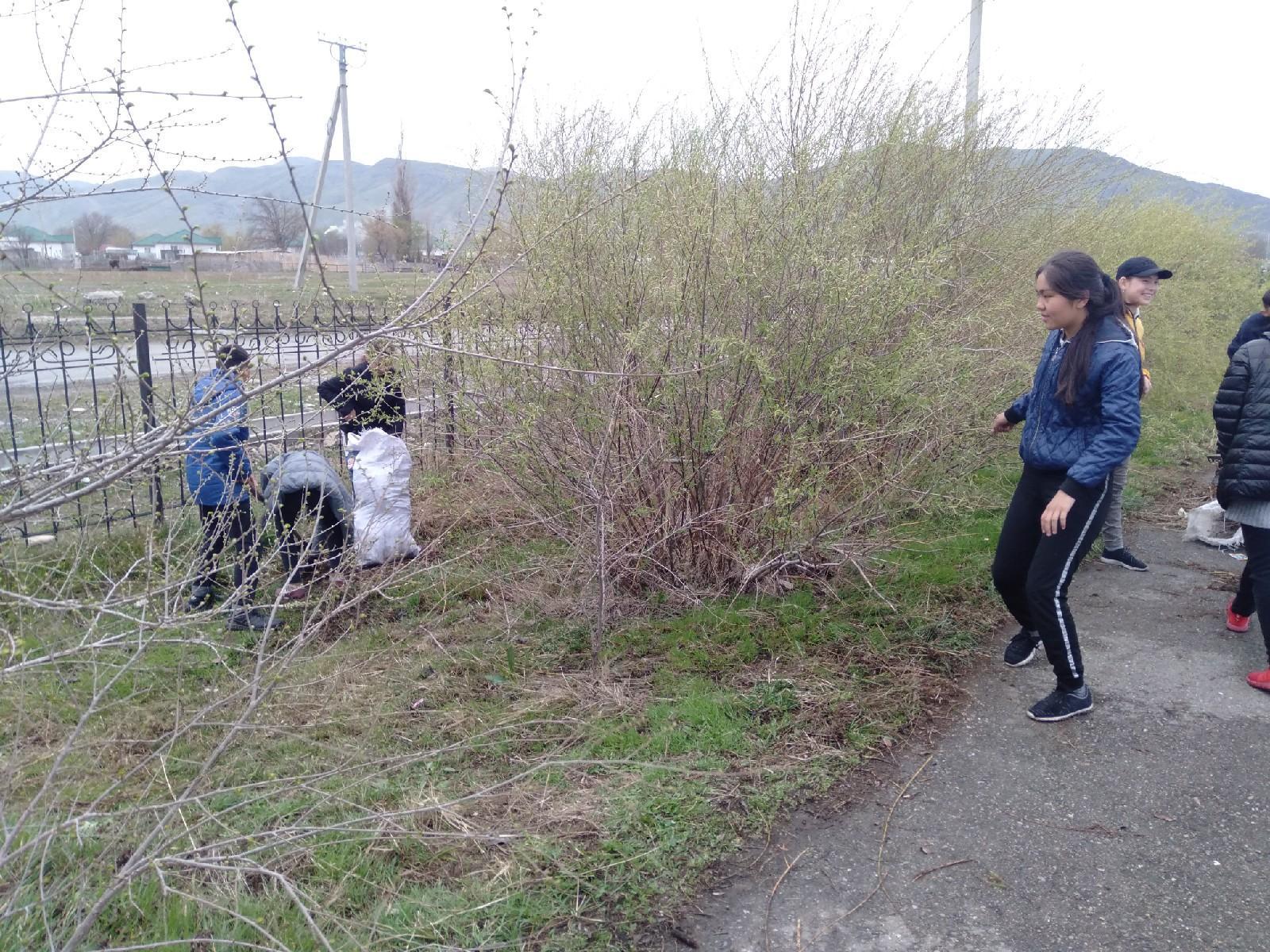 Мектеп мұғалімдері мен оқушылардың сенбілігі