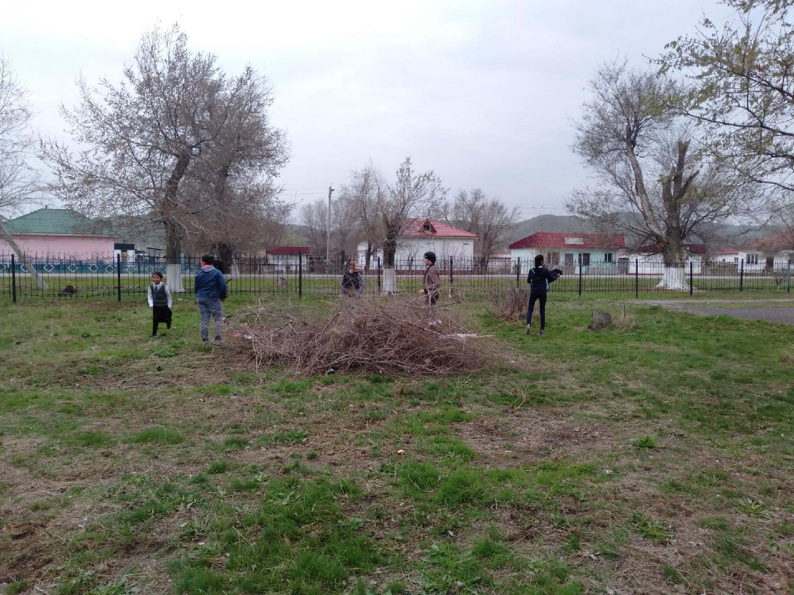 Мектеп мұғалімдері мен оқушылардың сенбілігі